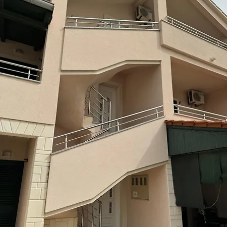 2 Istocna Gomilica * 迪斯诺