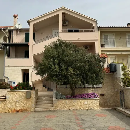 2 Istocna Gomilica * Tisno