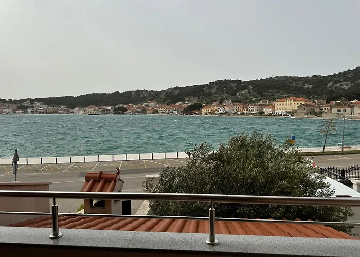 2 Istocna Gomilica * Tisno