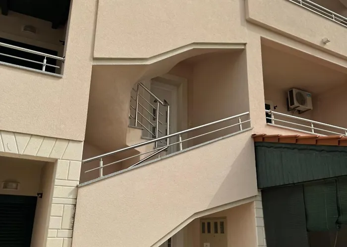 2 Istocna Gomilica * Tisno