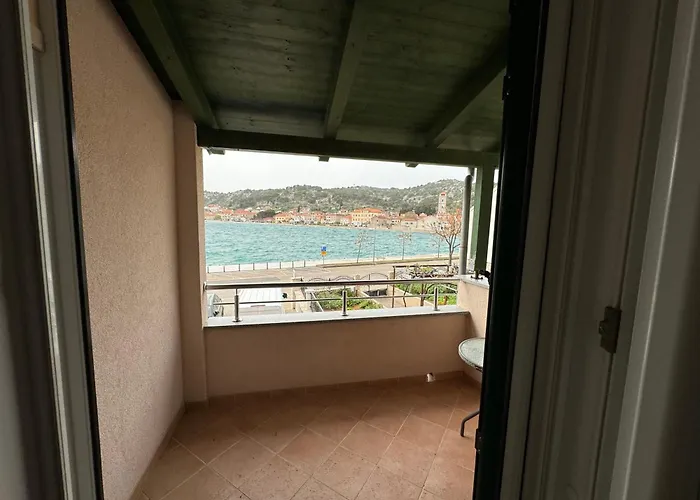 2 Istocna Gomilica * 迪斯诺