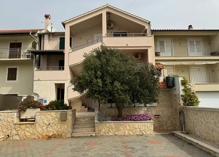 2 Istocna Gomilica * Tisno